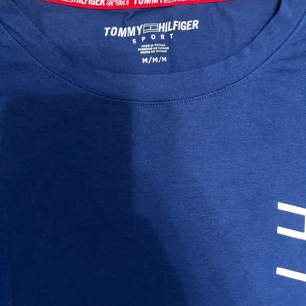 Tommy Hilfiger Women's Cropped Short-Sleeve Crew Neck T-Shirt with vertical logo - Picture 4 of 4